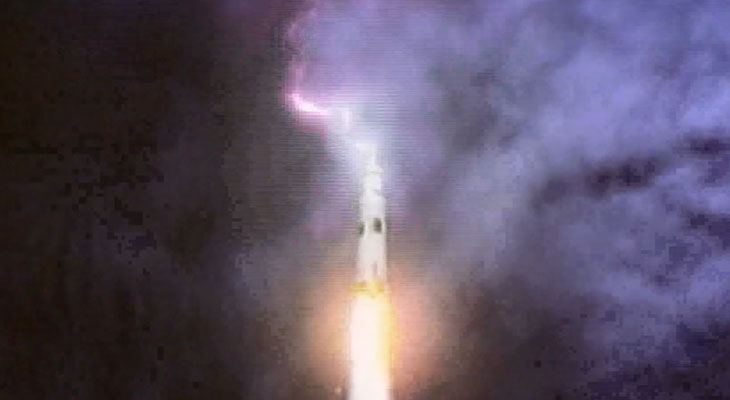 Il primo dei due fulmini colpisce il Saturn V