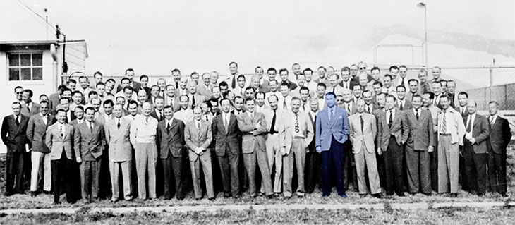 Wernher von Braun, al centro con la mano in tasca, e la sua squadra a Fort Bliss, nel 1946